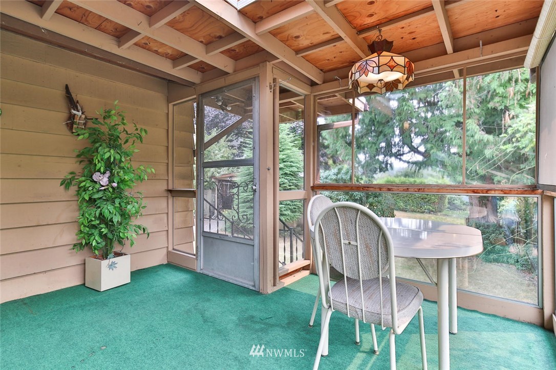 9032 Meridian Place North Seattle, WA 98103 - Photo 9 of 25 Gallery Image 9