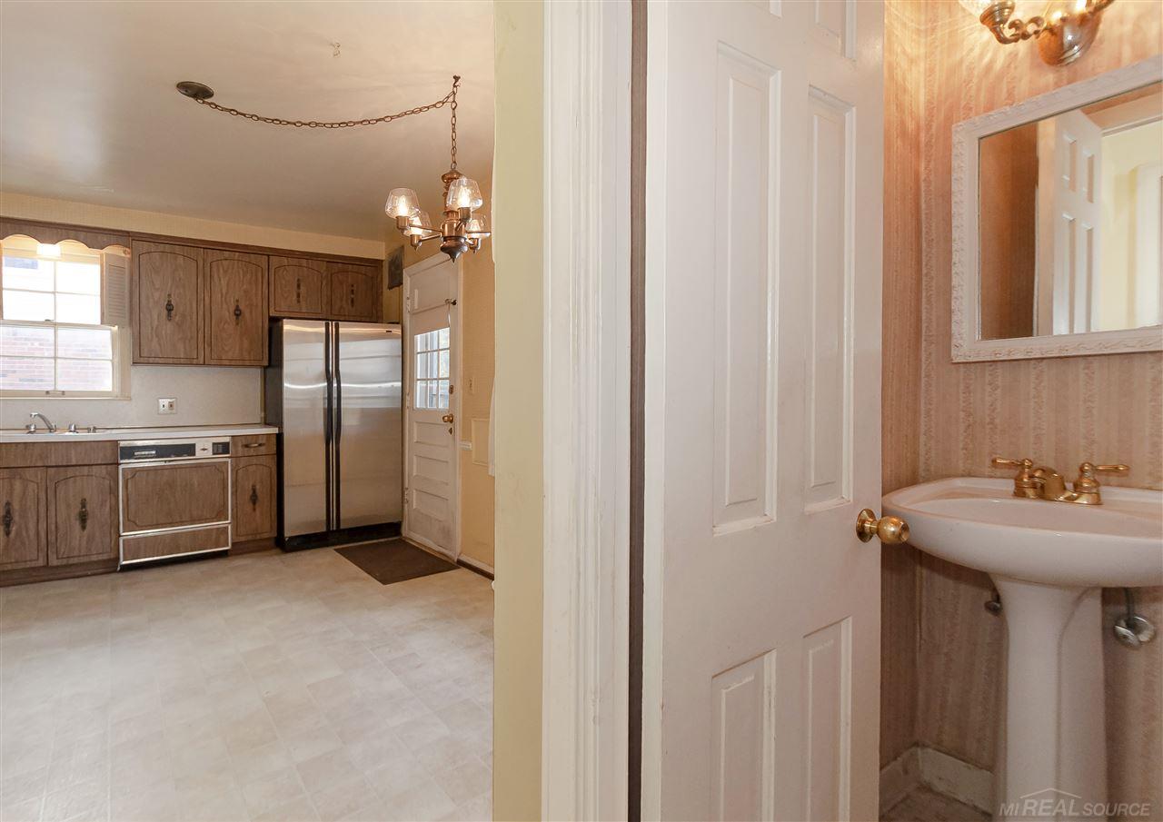 1590 Fairholme Road Grosse Pointe, MI 48236 - Photo 9 of 32 50008341-8.JPG