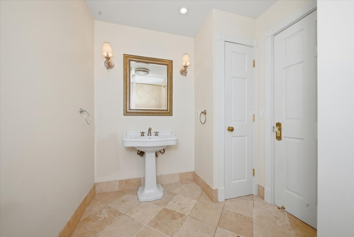 501 North Wells Street, Unit 2W Chicago, IL 60654 - Photo 11 of 13