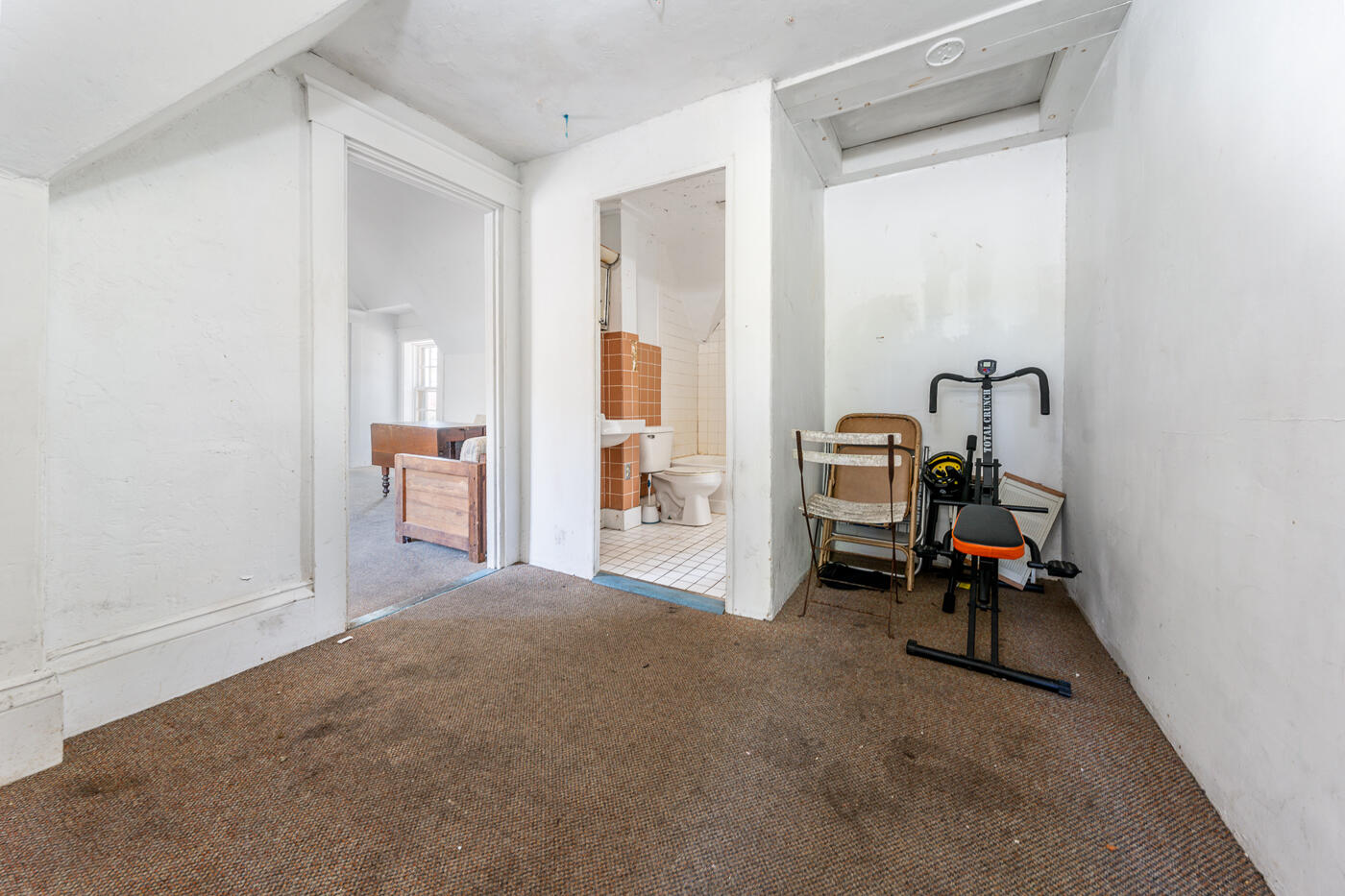 354 Main Street Wellfleet, MA 02667 - Photo 18 of 40 a room that has a bed and a chair in it