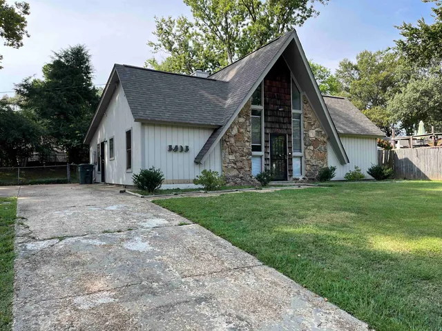 a view of a house with yard and tree s