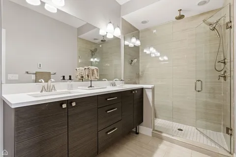 $635,000 | 3047 North Oakley Avenue, Unit 301, Chicago, IL 60618