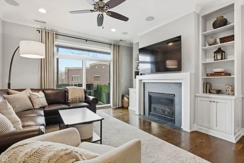 $635,000 | 3047 North Oakley Avenue, Unit 301, Chicago, IL 60618