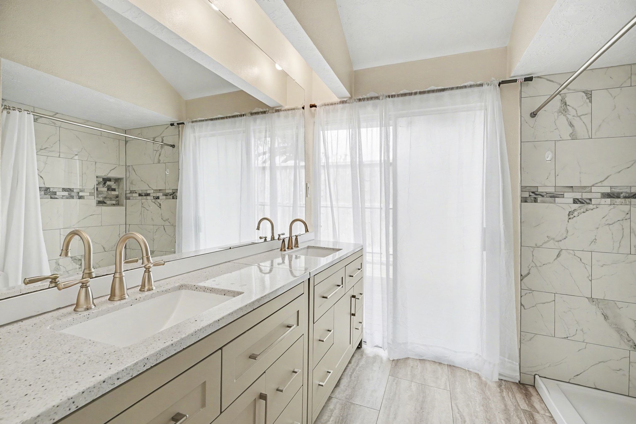 1723 Linfield Way Houston, TX 77058 - Photo 15 of 21 Master Bath