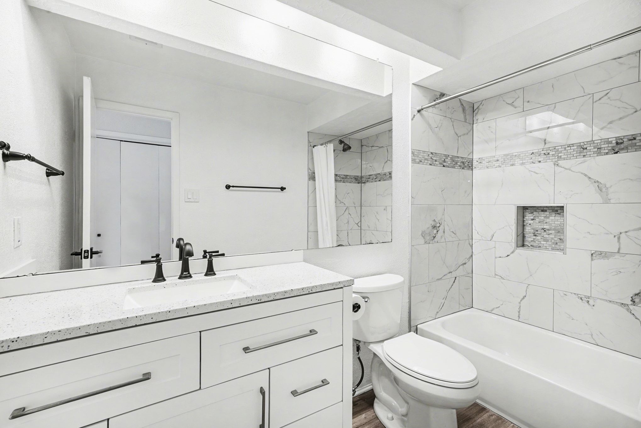 1723 Linfield Way Houston, TX 77058 - Photo 16 of 21 Hall Bath