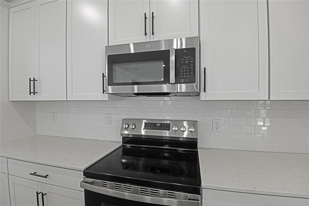 3725 Deer Rdg Drive Mount Dora, FL 32757 - Photo 5 of 23 a stove top oven sitting inside of a kitchen