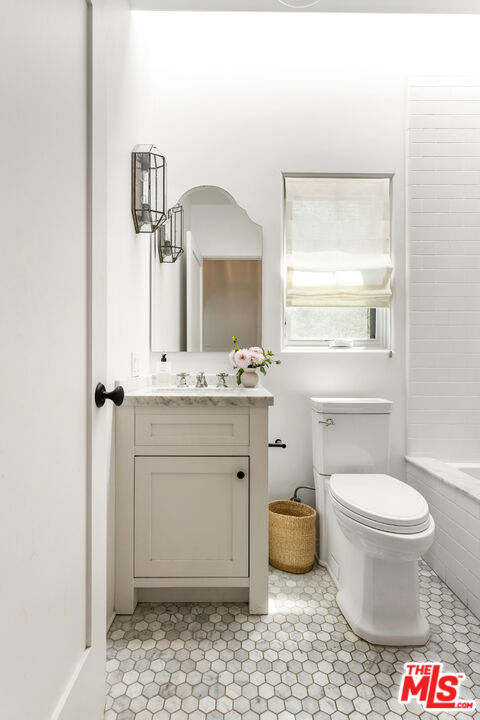 1616 Electric Avenue Venice, CA 90291 - Photo 17 of 35 a bathroom with a sink toilet and mirror