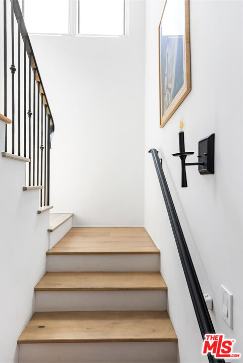 1616 Electric Avenue Venice, CA 90291 - Photo 18 of 35 a view of entryway