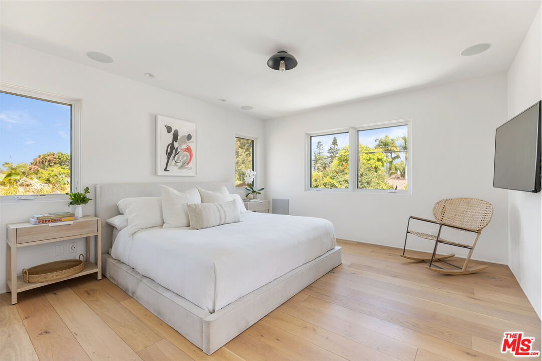 1616 Electric Avenue Venice, CA 90291 - Photo 19 of 35 a bedroom with a bed and a workspace