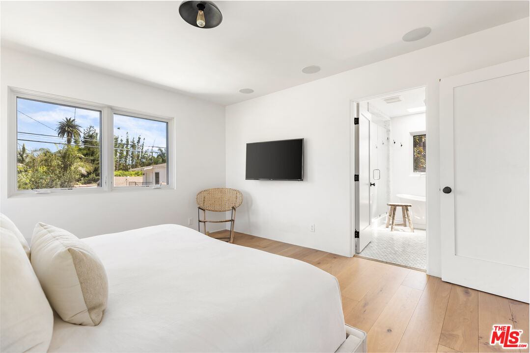 1616 Electric Avenue Venice, CA 90291 - Photo 20 of 35 a bedroom with a bed and a flat screen tv