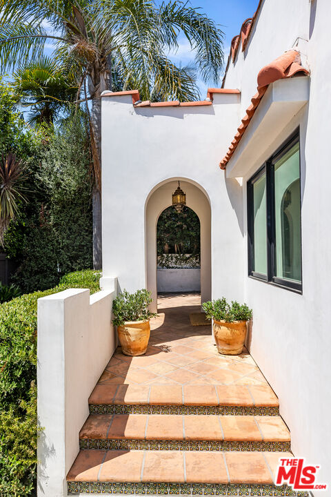 1616 Electric Avenue Venice, CA 90291 - Photo 2 of 35 a front view of a house with glass windows and plants
