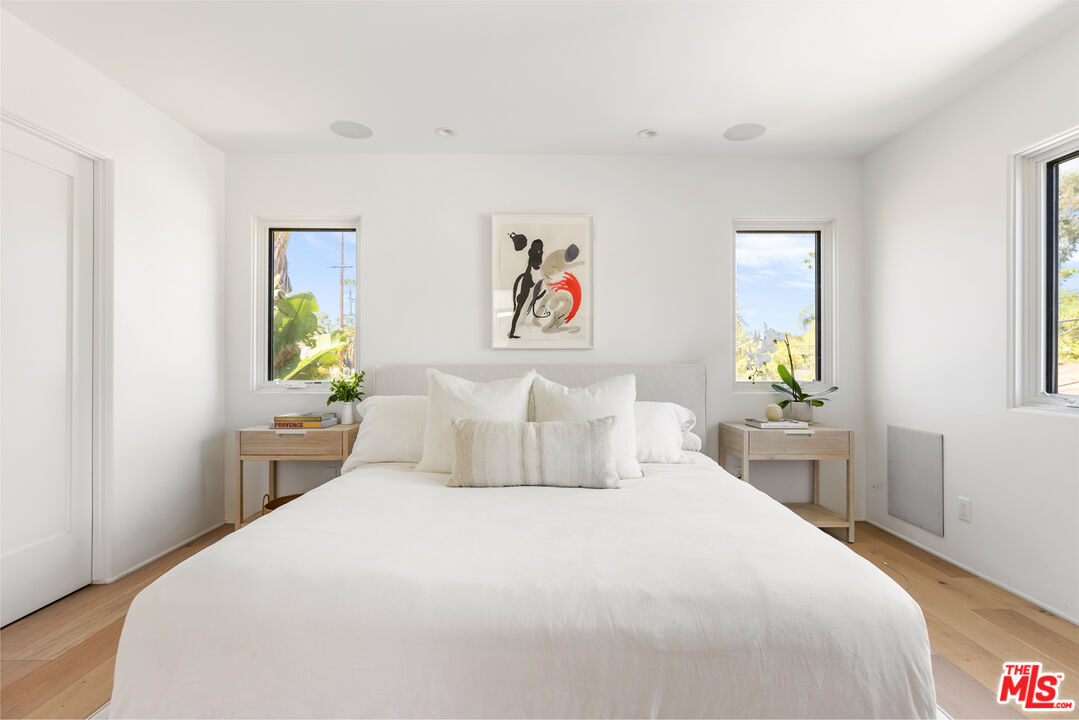 1616 Electric Avenue Venice, CA 90291 - Photo 21 of 35 a bedroom with a bed and a wooden floor