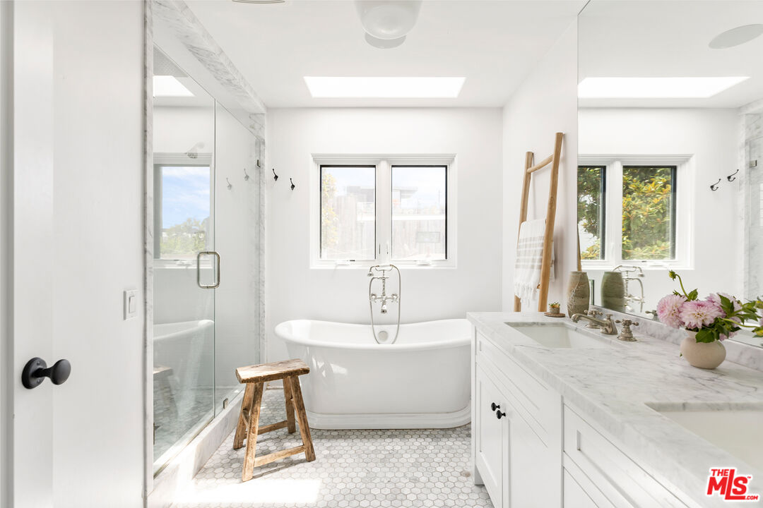 1616 Electric Avenue Venice, CA 90291 - Photo 22 of 35 a bathroom with a bathtub sink and mirror