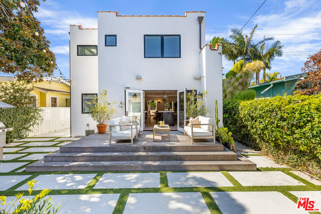 1616 Electric Avenue Venice, CA 90291 - Photo 25 of 35 a view of a house with fountain in front of it