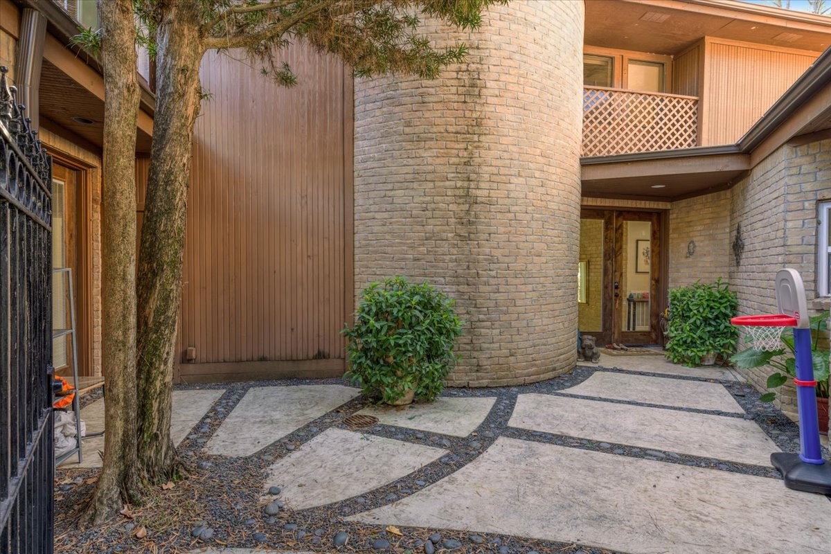 201 Vanderpool Lane, Unit 130 Houston, TX 77024 - Photo 21 of 23 a view of a pathway along the building