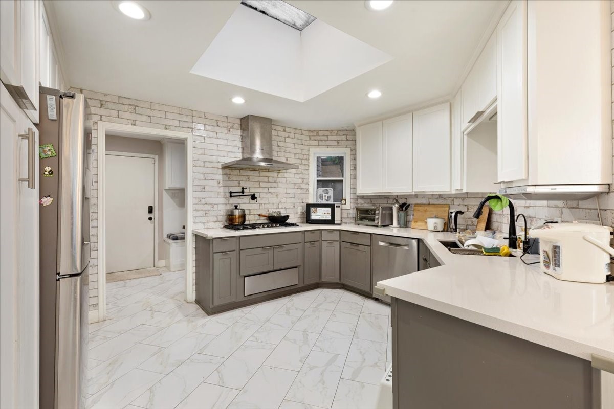 201 Vanderpool Lane, Unit 130 Houston, TX 77024 - Photo 6 of 23 a kitchen with lot of cabinets and appliances