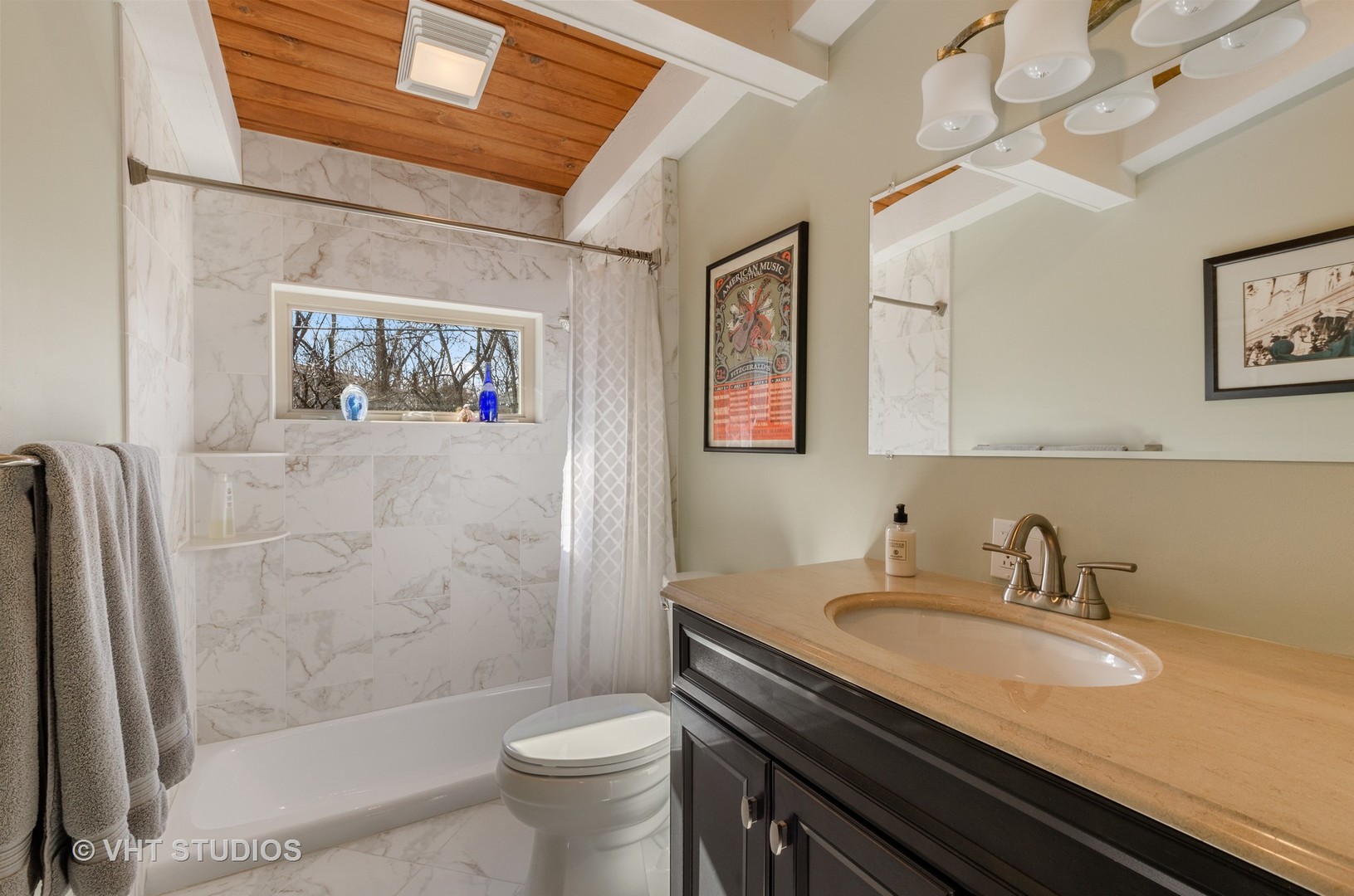1246 Ridge Road Highland Park, IL 60035 - Photo 15 of 22 a bathroom with a sink and a mirror
