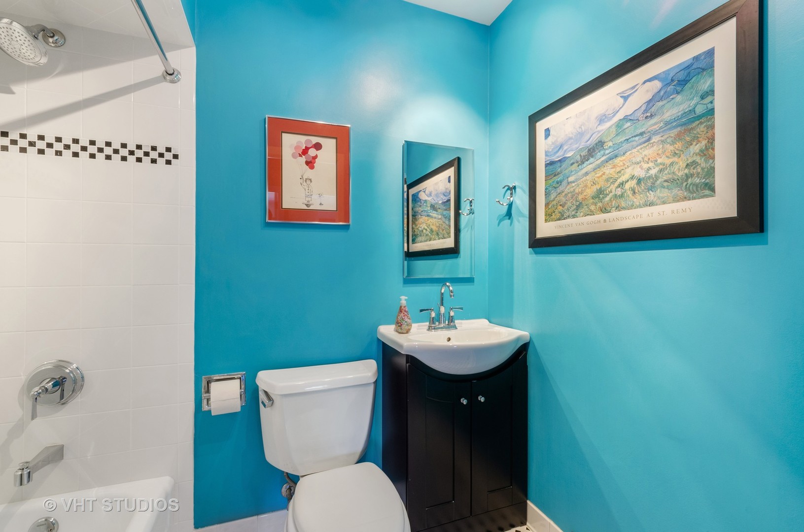 1246 Ridge Road Highland Park, IL 60035 - Photo 16 of 22 a bathroom with a toilet a sink and mirror