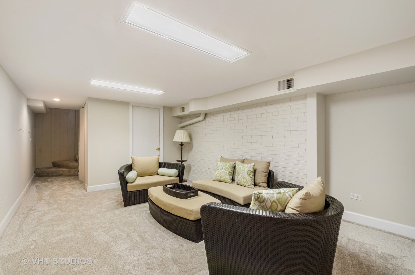 1246 Ridge Road Highland Park, IL 60035 - Photo 17 of 22 a living room with furniture and a couch
