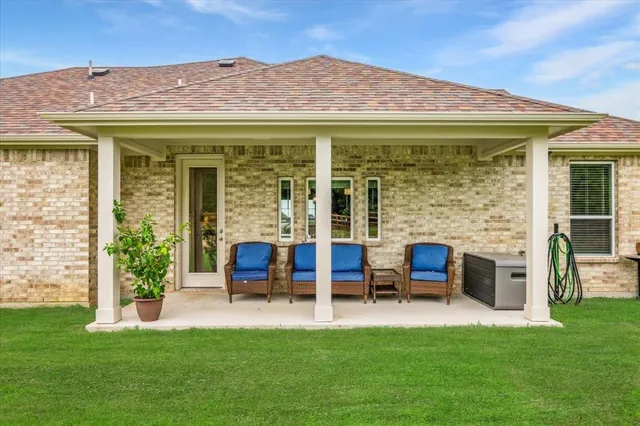 a view of an house with a yard