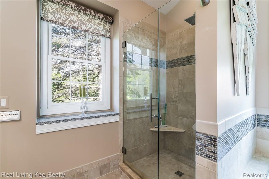 4183 Calumet Drive Rochester, MI 48306 - Photo 18 of 54 018-Master_Bathroom-4183112-large.jpg