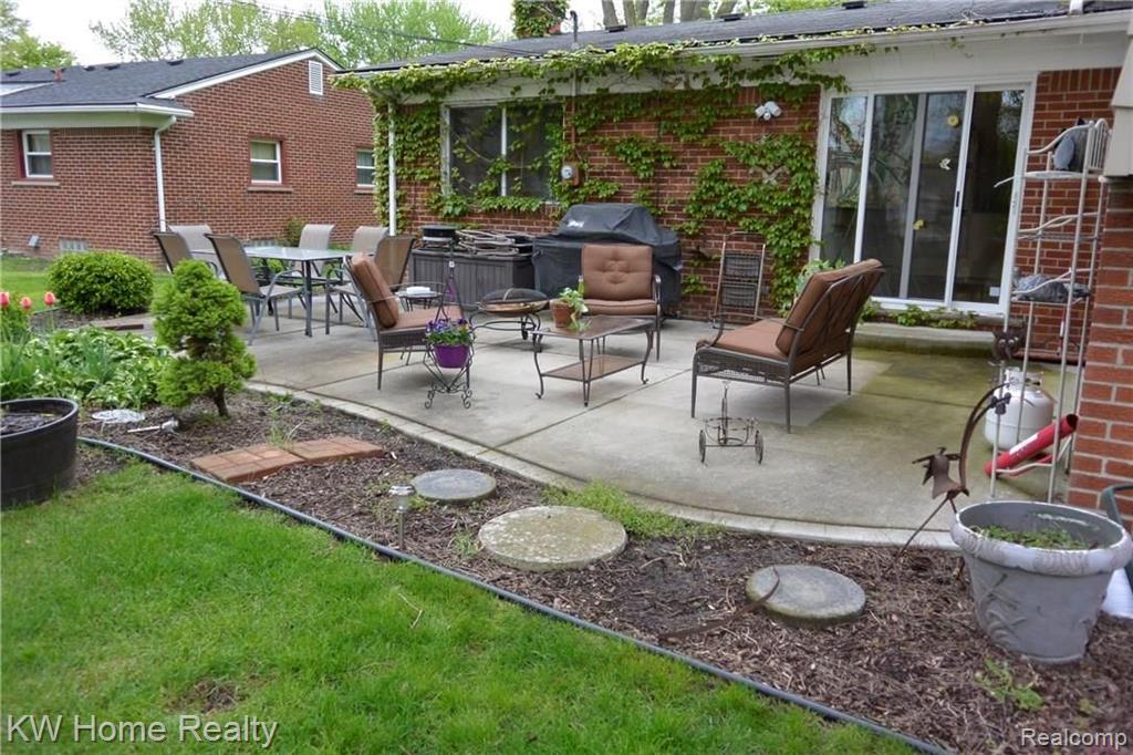 32106 Red Clover Road Farmington Hills, MI 48334 - Photo 4 of 40