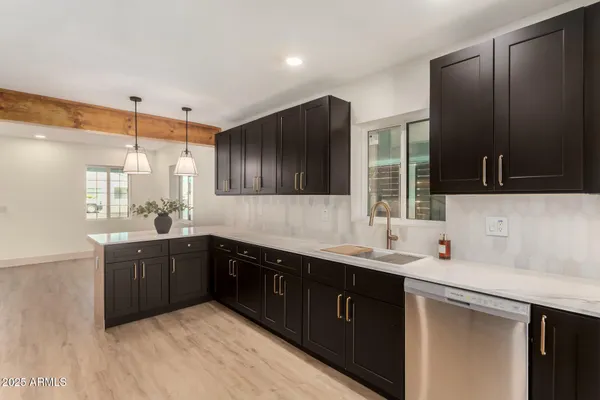 $629,900 | 385 East Clarendon Avenue, Phoenix, AZ 85012