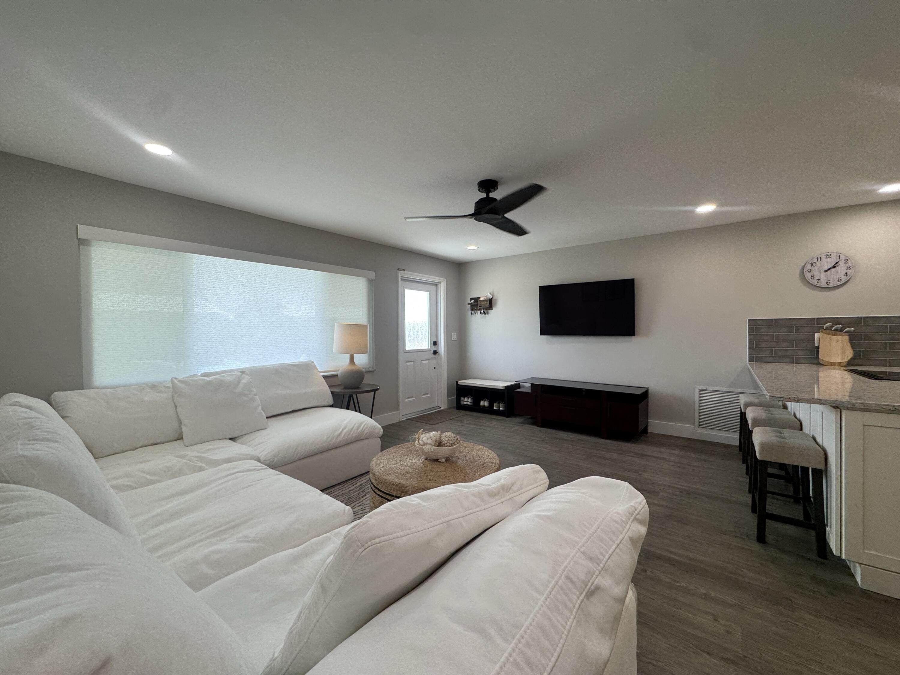 108 Southwest 9th Street Boynton Beach, FL 33426 - Photo 9 of 39 Living Area