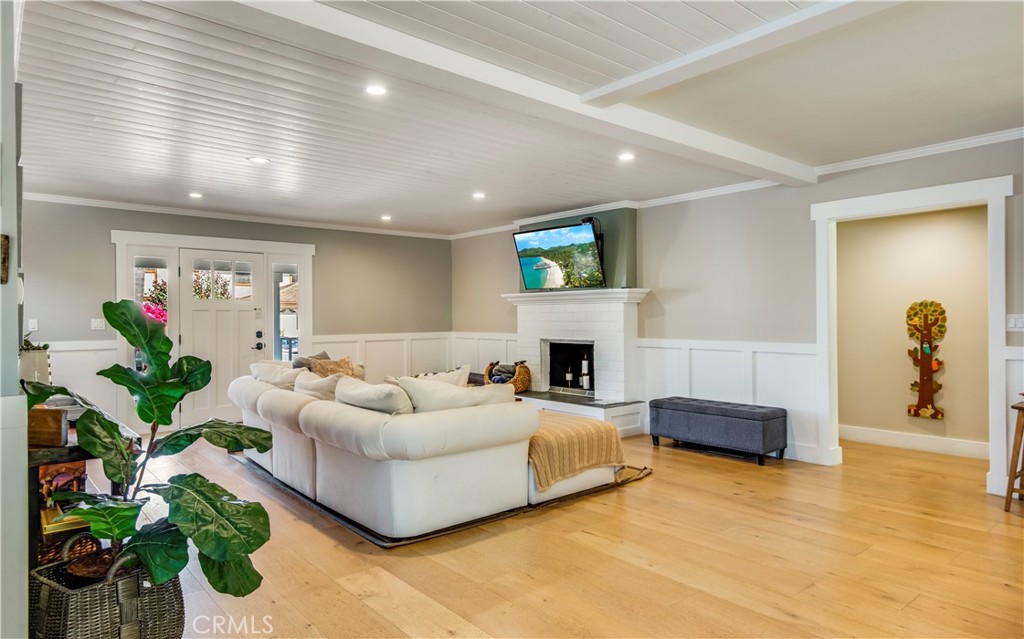2505 Vail Avenue Redondo Beach, CA 90278 - Photo 20 of 41 a living room with furniture and a potted plant