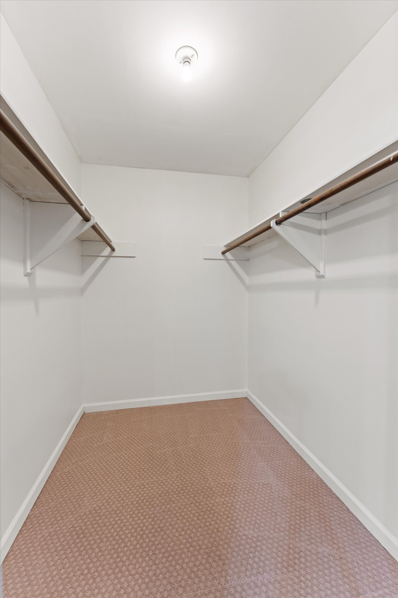 983 West Donovan Street Houston, TX 77091 - Photo 18 of 46 Primary Bedroom 1st Walk In Closet