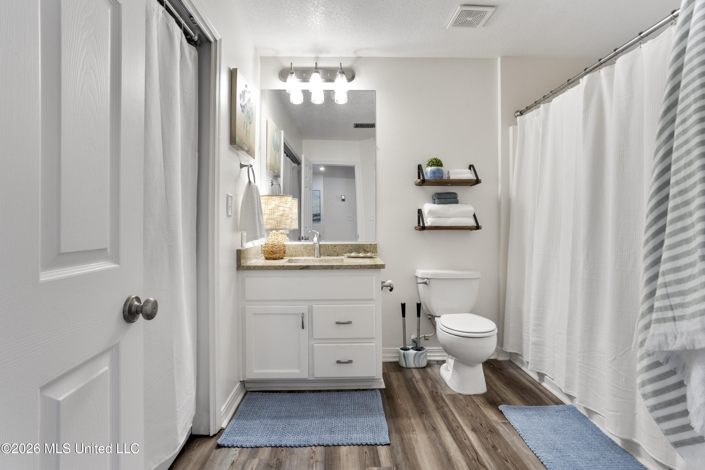 3230 Cumberland Road, Unit 209 Ocean Springs, MS 39564 - Photo 20 of 30 large, updated bathroom
