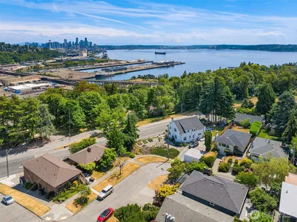 $1,250,000 | 2600 West Howe Street, Seattle, WA 98199