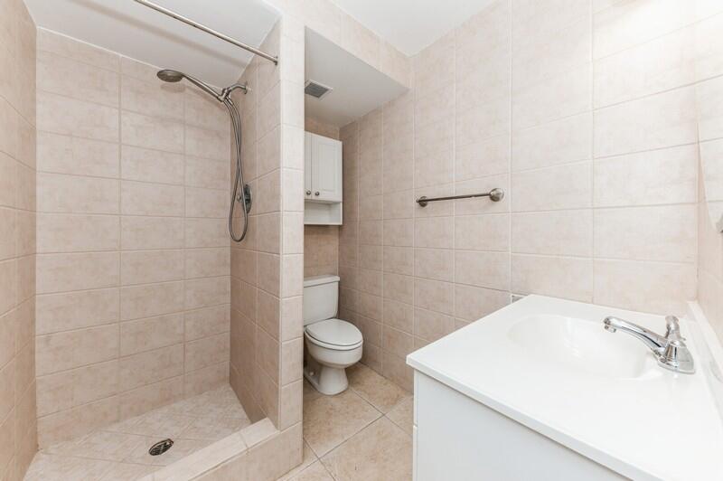 9 Royal Palm Way, Unit 206 Boca Raton, FL 33432 - Photo 15 of 18 2nd Bathroom