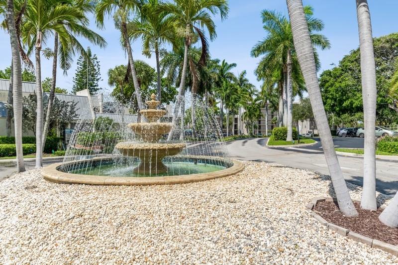 9 Royal Palm Way, Unit 206 Boca Raton, FL 33432 - Photo 2 of 18 Entrance Fountain