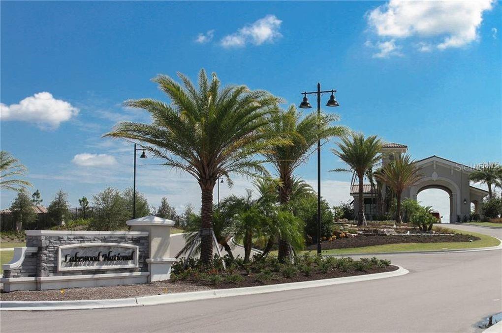 5528 Arnie Loop Lakewood Ranch, FL 34211 - Photo 35 of 59 a view of a house with a swimming pool and a fountain