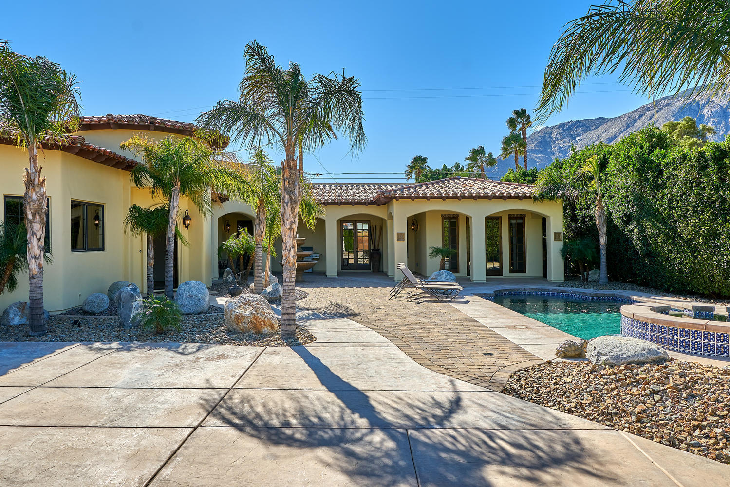 a view of a house with backyard and sitting area