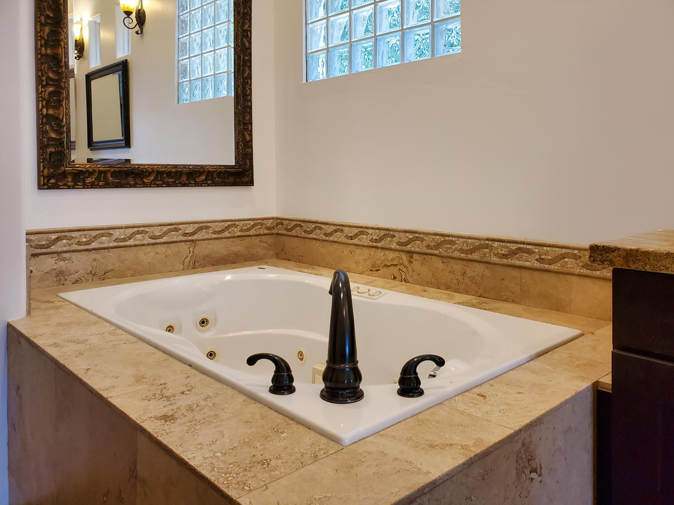 695 West Racquet Club Road Palm Springs, CA 92262 - Photo 44 of 50 a bathroom with a tub