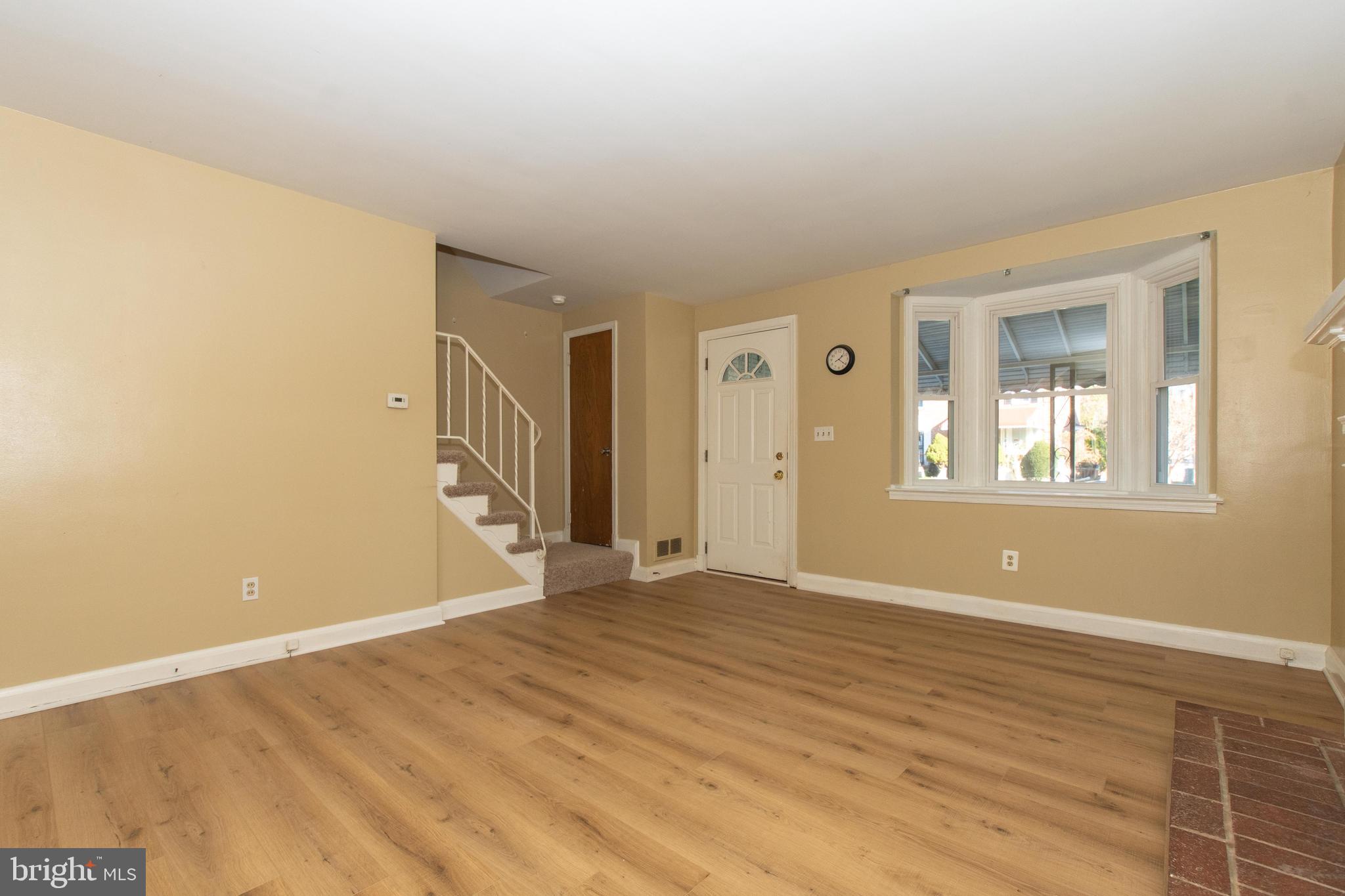 24 Mardrew Road Baltimore, MD 21229 - Photo 4 of 47 Living Room (Main Level)