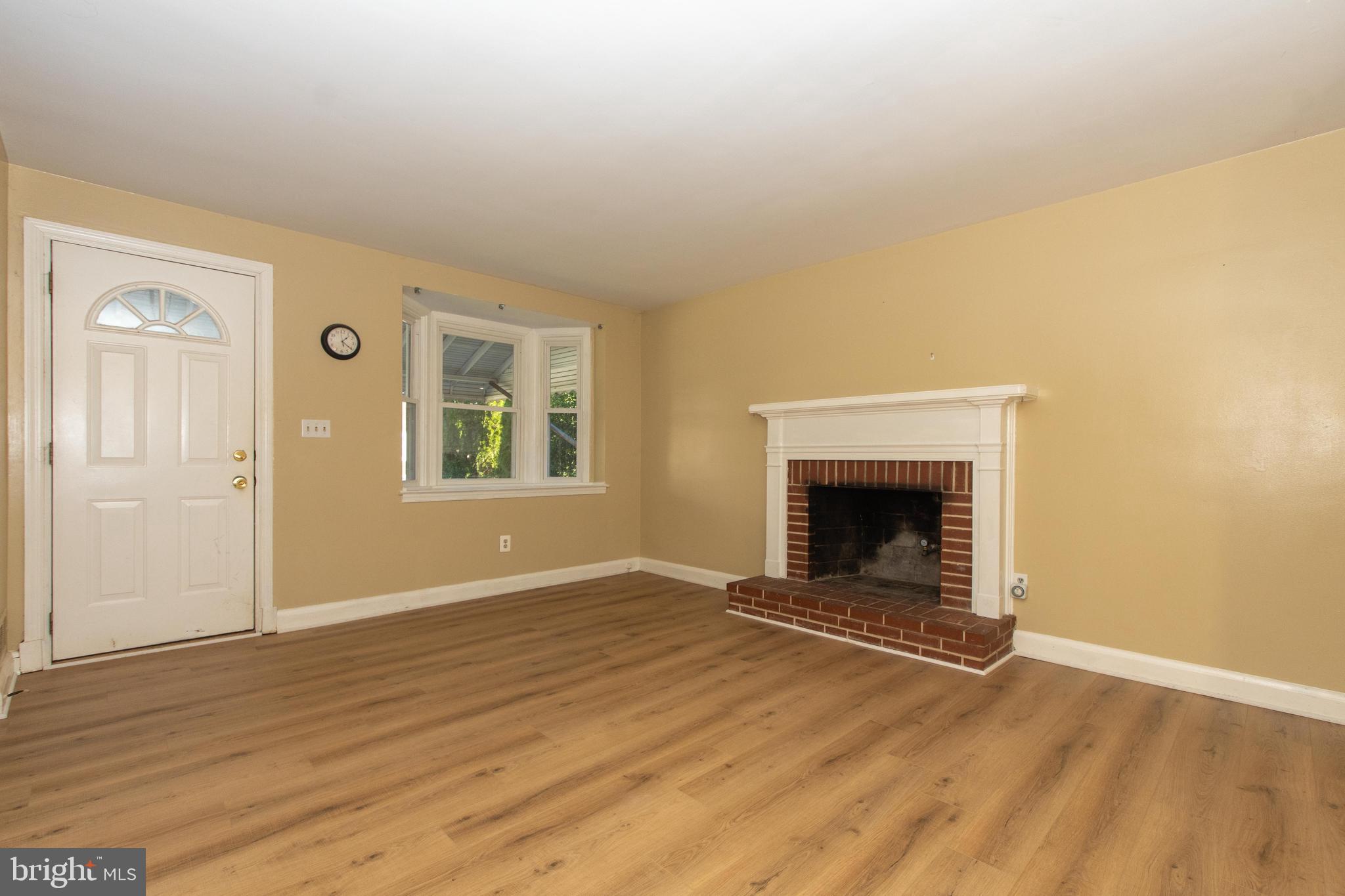 24 Mardrew Road Baltimore, MD 21229 - Photo 5 of 47 Living Room (Main Level)