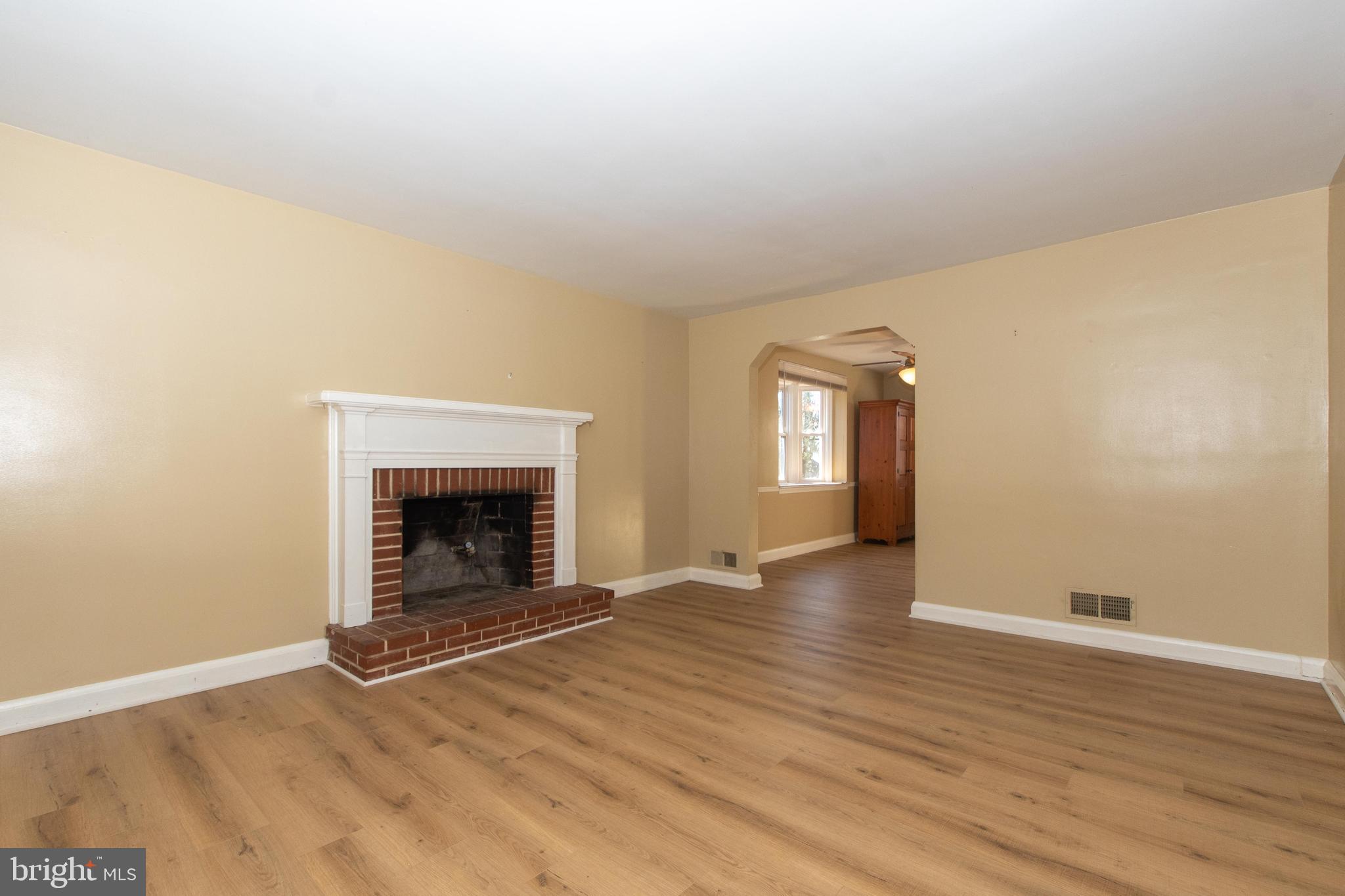 24 Mardrew Road Baltimore, MD 21229 - Photo 6 of 47 Living Room (Main Level)