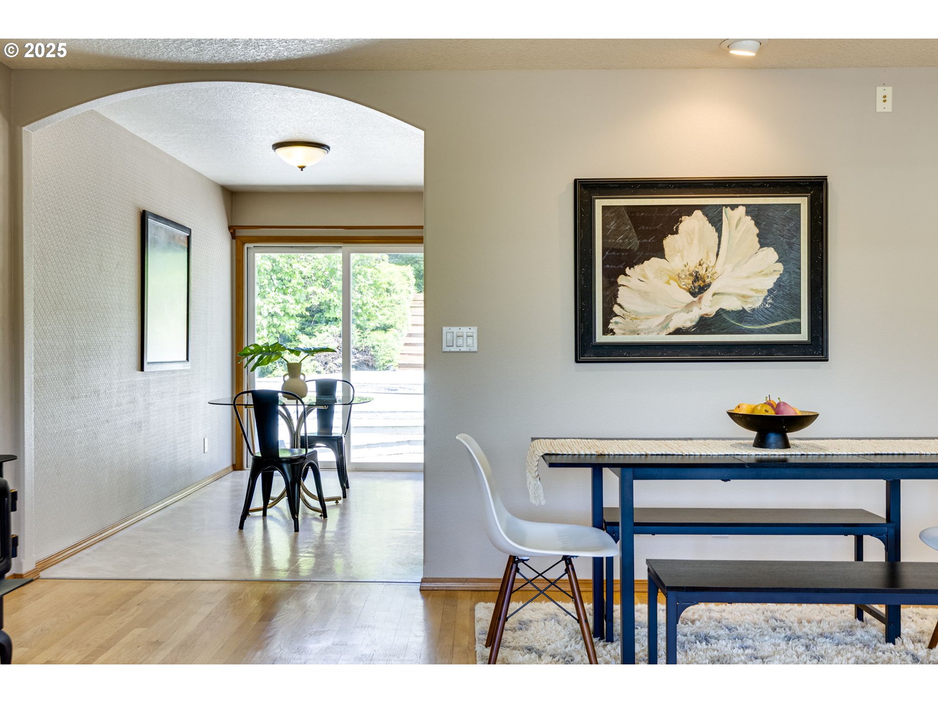 985 Cornell Avenue Gladstone, OR 97027 - Photo 11 of 38 a view of a livingroom with furniture and a potted plant