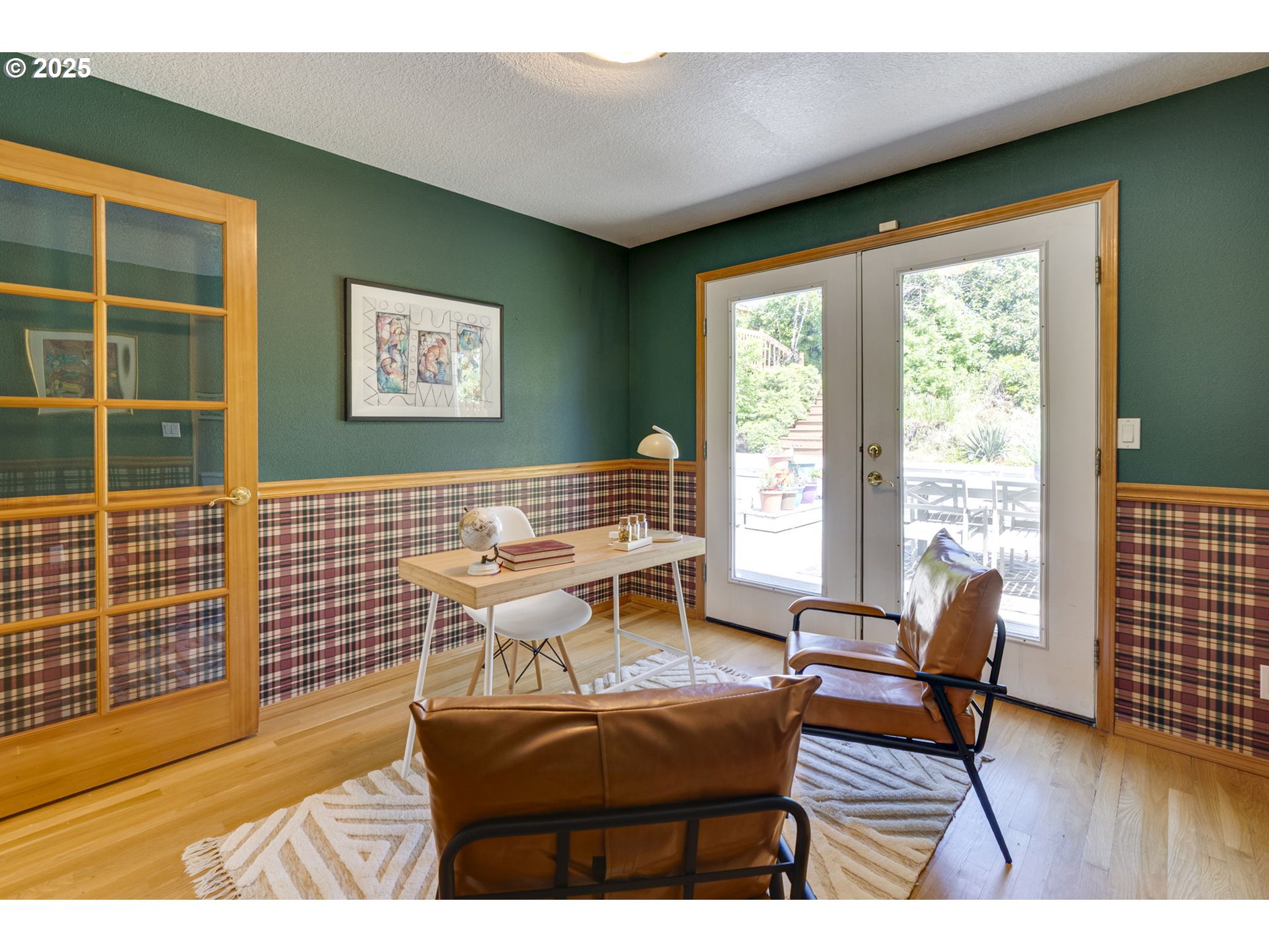 985 Cornell Avenue Gladstone, OR 97027 - Photo 16 of 38 a living room with furniture and a window