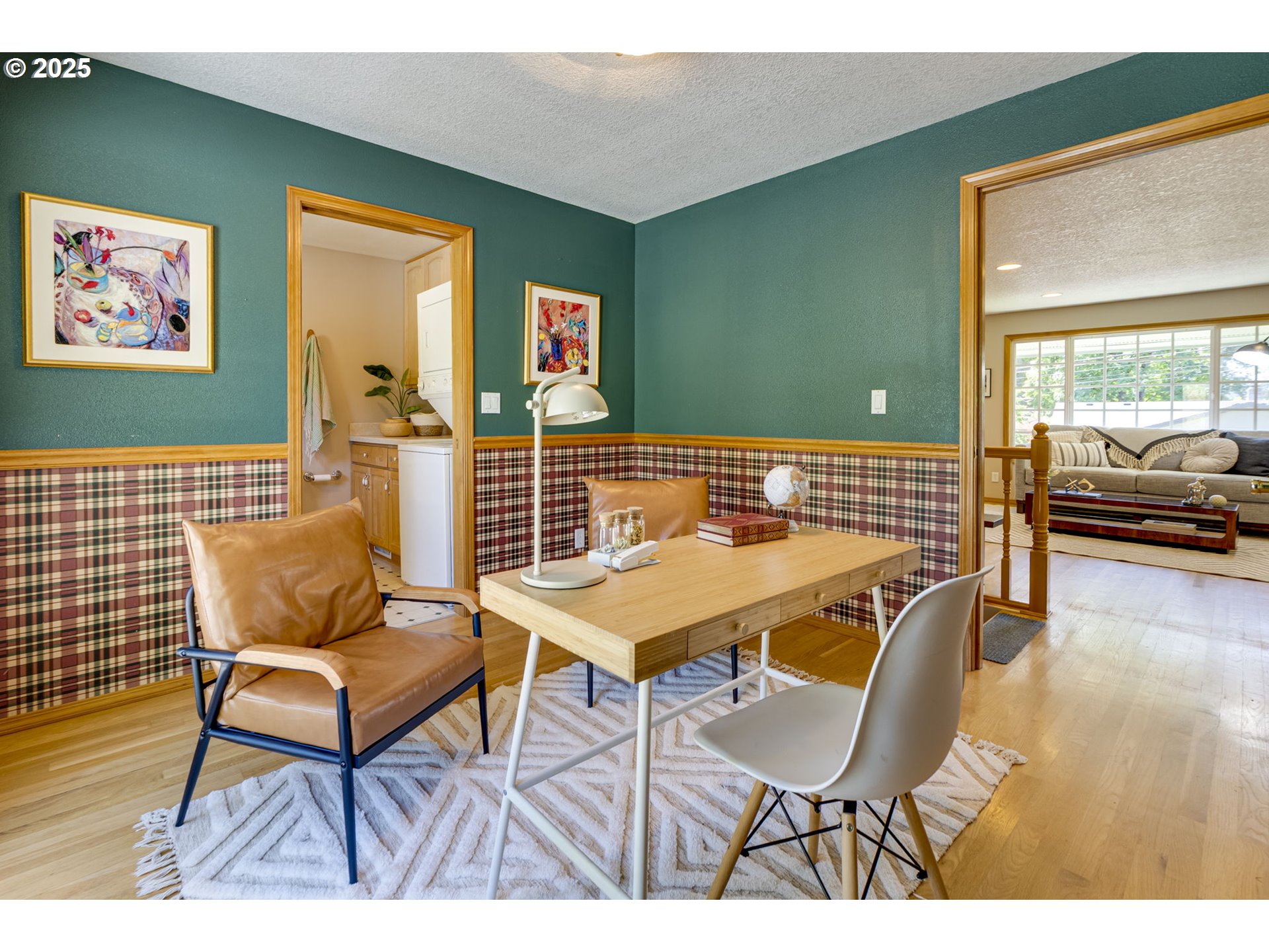 985 Cornell Avenue Gladstone, OR 97027 - Photo 17 of 38 a living room with furniture and a table