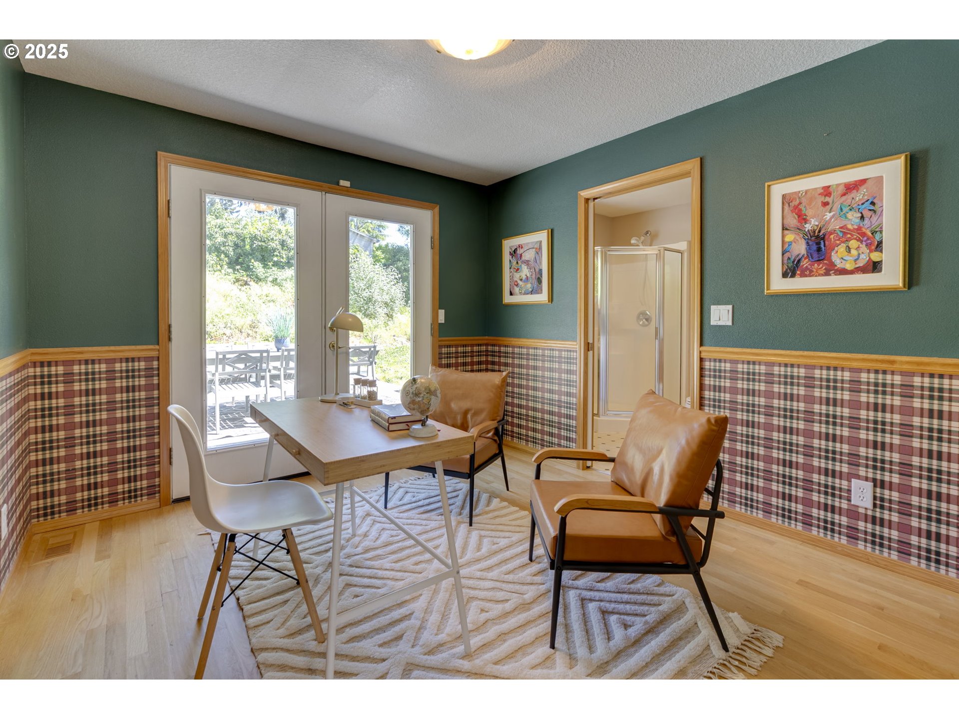 985 Cornell Avenue Gladstone, OR 97027 - Photo 18 of 38 a balcony with table and chairs