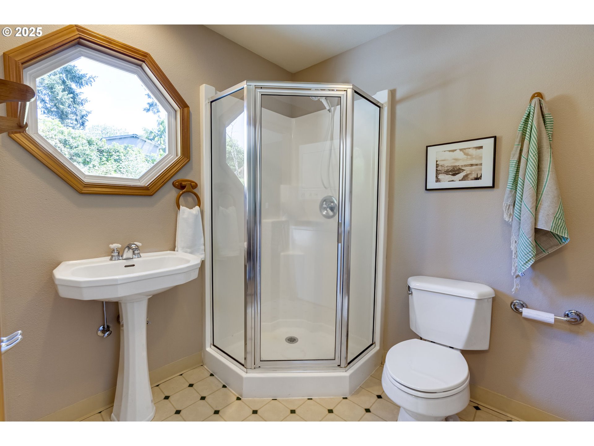 985 Cornell Avenue Gladstone, OR 97027 - Photo 19 of 38 a bathroom with a toilet sink and mirror