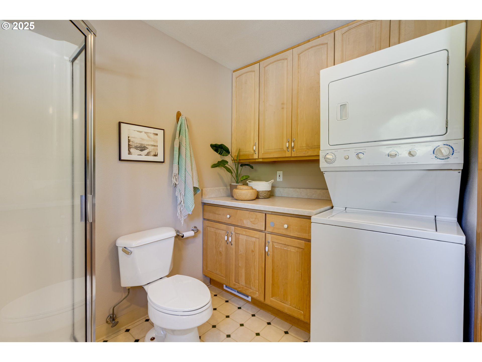 985 Cornell Avenue Gladstone, OR 97027 - Photo 20 of 38 a bathroom with a toilet sink vanity and mirror