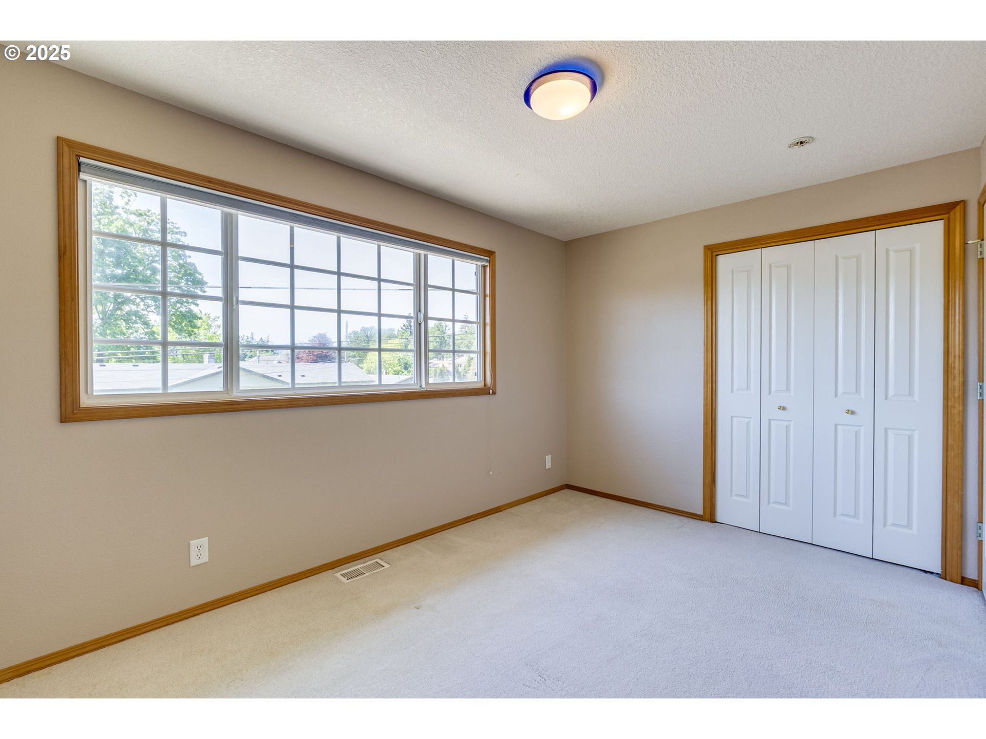 985 Cornell Avenue Gladstone, OR 97027 - Photo 24 of 38 an empty room with a window