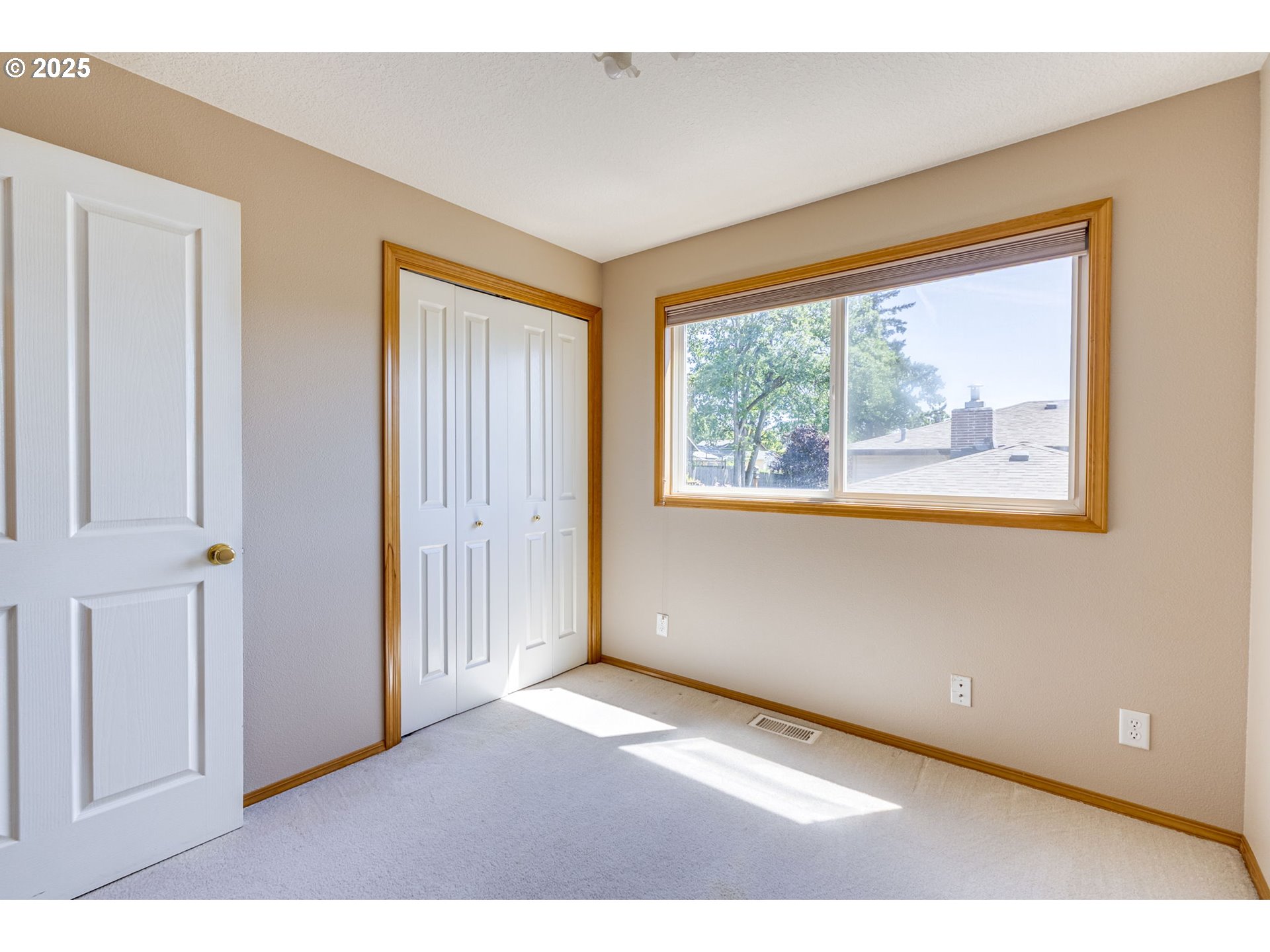 985 Cornell Avenue Gladstone, OR 97027 - Photo 29 of 38 a view of empty room with front door