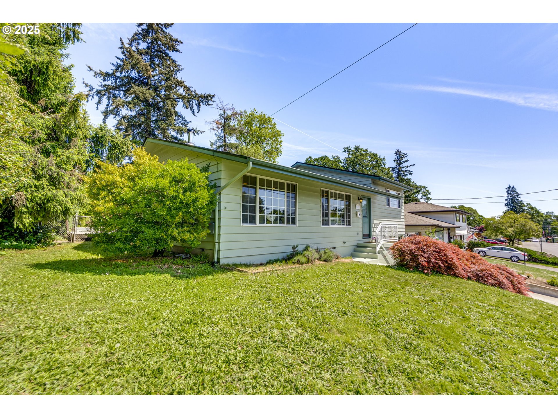 985 Cornell Avenue Gladstone, OR 97027 - Photo 3 of 38 a view of a house with a yard