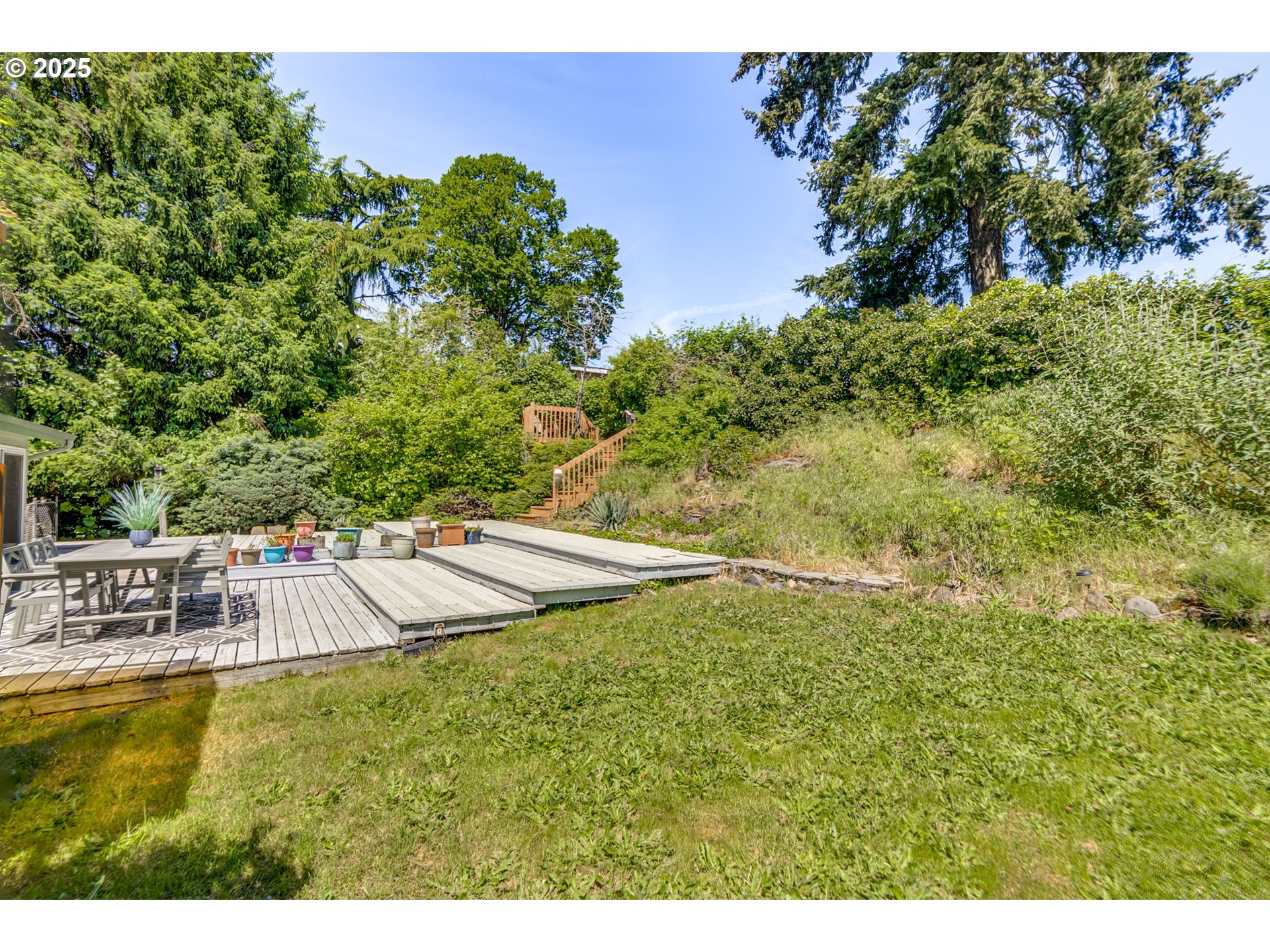 985 Cornell Avenue Gladstone, OR 97027 - Photo 36 of 38 a view of a swimming pool with an outdoor seating and yard